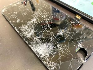 iPhone8 256GB】バッテリー81%、性能異常なし 画面割れのみ