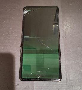 富田林市中野町2丁目 よりPixel7aの画面が緑に！？