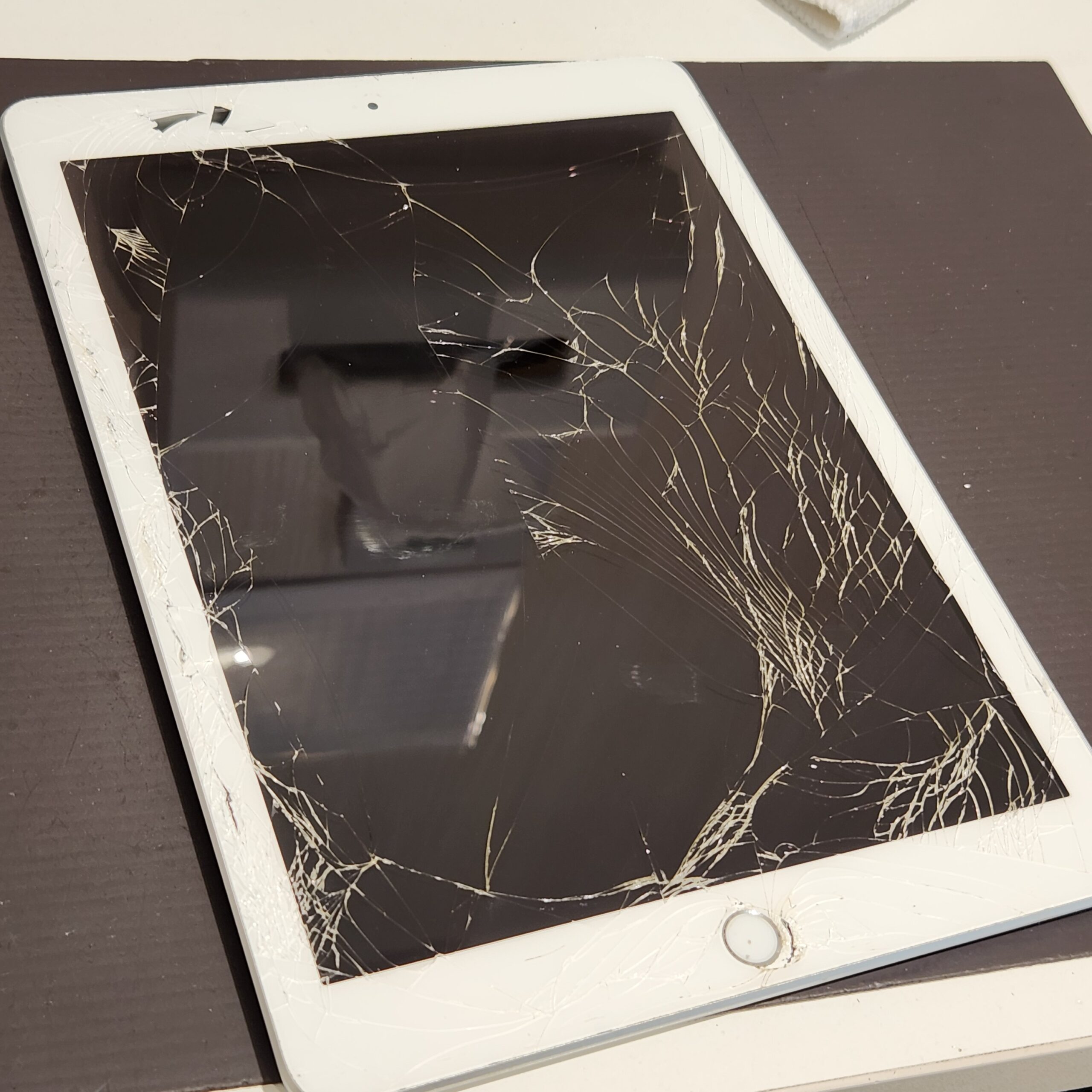 iPad 画面割れ　初期化・動作確認済み 河内長野市日東町】iPadの画面割れも即日修理可能！ | iPhone修理